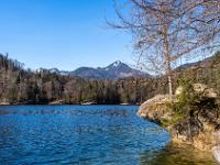 Felsvorsprung mit Baum und Gipfel Ausblick